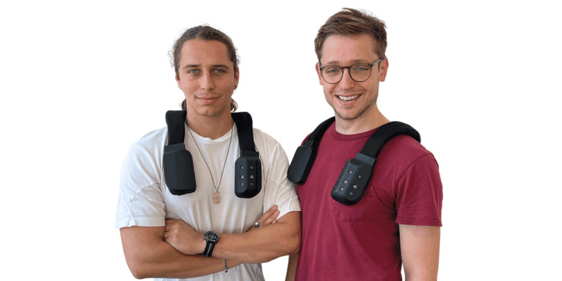 dvaja muži, ktorý majú na sebe zariadenie Biped (zdroj: https://www.serpentine.vc/blog/biped-launches-innovative-navigation-features/)